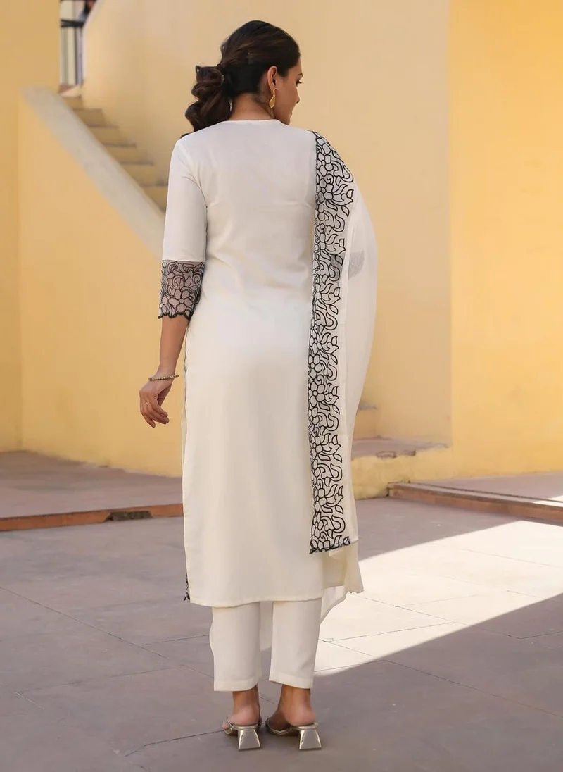 جو سريكي كورتا مستقيمة مطرز بمزيج من GoSriKi مع بنطال ودوباتا (TRP-Off-White-NBH-GS_XXL_White_XX-Large)